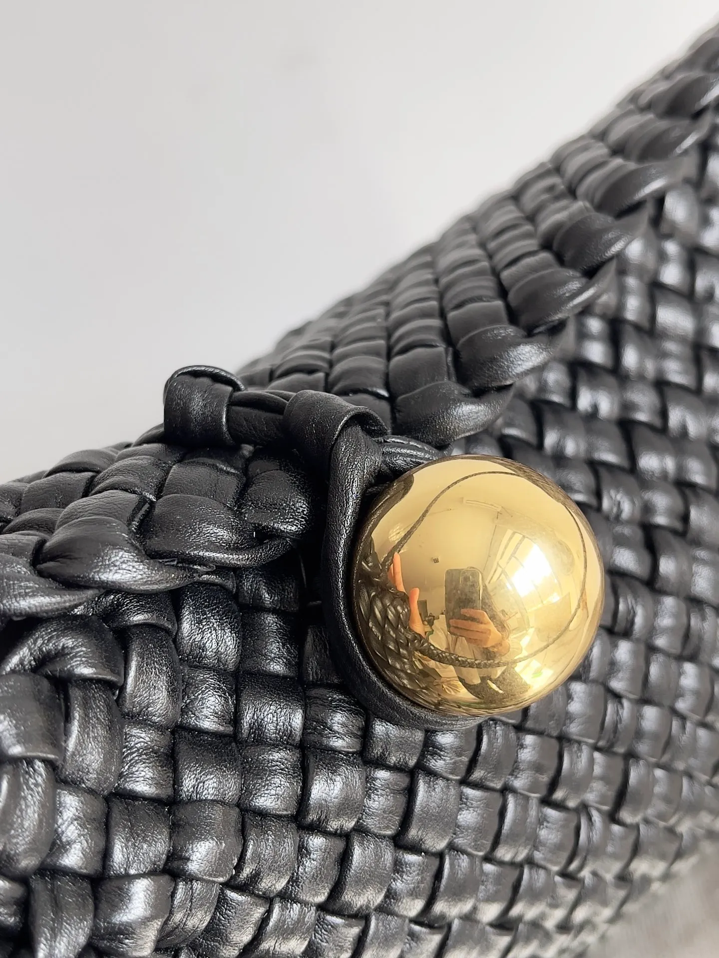 Batch 5760 BV collectible small woven handbags are really YYDS!! Bottega Veneta’s most classic small woven handbags are back! ! We use the highest quality leather with the highest craftsmanship❤️ to create the most expensive works. We have created the original Intrecciato leather weaving process❤️ This unique traditional exclusive leather weaving method has not only become our logo but also reflects the time-consuming and labor-intensive craftsmanship of our products❤️ The new TOSCA handbag must be a selection worth collecting🆕 Style number: 716974 Size: 27*9*18cm